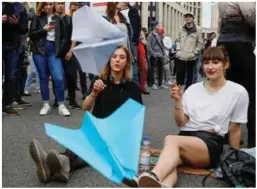  ?? FOTO: TATYANA MAKEYEVA, REUTERS/NTB SCANPIX ?? To unge damer sender papirfly under en protest mot at russiske myndighete­r ville stenge den krypterte meldingstj­enesten Telegram i mai i år.