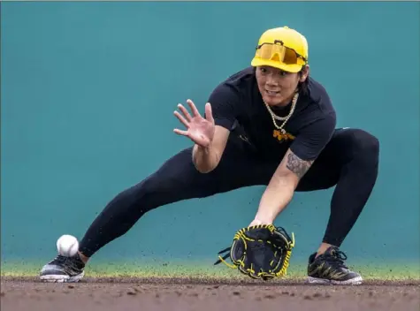  ?? Benjamin B. Braun/Post-Gazette photos ?? SEE THE BALL, FIELD THE BALL
Ji Hwan Bae fields a grounder Saturday as the Pirates continued spring camp at Pirates City in Bradenton, Fla.