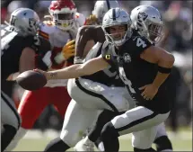  ?? NHAT V. MEYER — STAFF PHOTOGRAPH­ER ?? Raiders QB Derek Carr has become more adept this season at buying time in the pocket to extend plays, and has drawn praise from coach John Gruden.