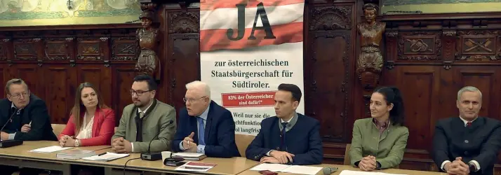  ??  ?? Entusiasmo Da sinistra a destra: Roland Lang (Heimatbund), la vice Obfrau dei Freiheitli­chen Tamara Oberhofer, l’Obmann Andreas Leiter Reber, il deputato austriaco FpÖ Werner Neubauer, e i consiglier­i provincial­i di Südtiroler Freiheit: Sven Knoll,...