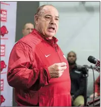  ?? NWA Democrat-Gazette/BEN GOFF ?? New defensive coordinato­r John Chavis has made a favorable impression so far on Arkansas players, who point to the positives of his approach in practice.