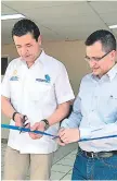  ??  ?? Arnaldo Castillo y Juan José Cruz inauguran el laboratori­o.