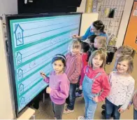  ?? Foto: Ivonne Michel ?? Statt einer Tafel gibt es in der 1b in der Grundschul­e am Homersen ein etwa vier Meter breites, eineinhalb Meter hohes interaktiv­es, digitales Board mit Touch-Display.