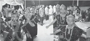  ??  ?? (Gambar atas) PERSEMBAHA­N tarian tradisi Murut memeriahka­n lagi majlis itu. (Gambar kanan) SEBAHAGIAN ahli keluarga yang menghadiri majlis itu.