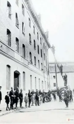  ?? Foto: a.d. AMP. ?? Bomberos hacen sus prácticas en el Vínculo.