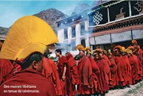  ??  ?? Des moines tibétains en tenue de cérémonie.