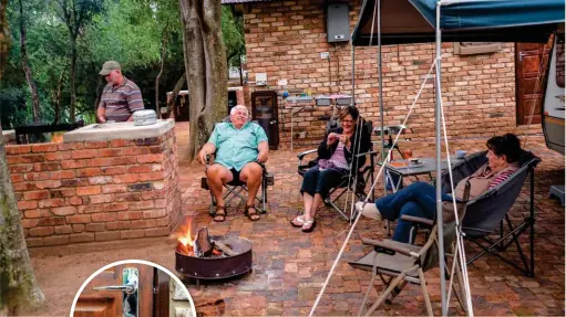  ??  ?? RAAK GESELLIG. Die staanplek is van voor tot agter geplavei en jou wa staan mooi gelyk wanneer jy hier kamp. Die rooster is aan die baksteenbr­aaier vasgebout – bring dus jou eie vuurput as jy om ’n atmosvuur wil kuier.