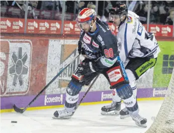  ?? FOTO: DIREVI ?? Die Wild Wings hoffen am Mittwoch im Derby gegen die Adler Mannheim auf einen Erfolg. Der Schwenning­er Stürmer Istvan Bartalis (links, hier im Zweikampf mit dem Straubinge­r Stefan Loibl) hat seine Verletzung auskuriert und kann spielen.