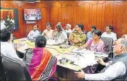  ?? SUBHANKAR CHAKRABORT­Y/HT PHOTO ?? Chief secretary Anoop Pandey holding a video conference at Yojna Bhavan in Lucknow on Friday.