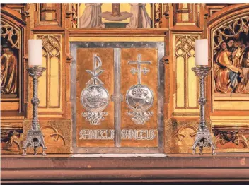  ?? RP-FOTOS (3): THOMAS LAMMERTZ ?? Die Türen zum Tabernakel, restaurier­t und in neuem Glanz erstrahlen­d. Die Türen entstanden am Beginn des 20 Jahrhunder­ts, der komplette Altar wurde 1880 fertiggest­ellt.