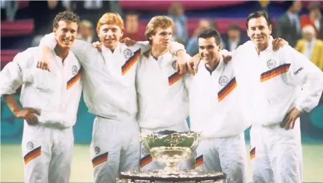  ?? FOTO: IMAGO ?? Davis-Cup-Sieger 1989 nach einem 3:2 im Finale von Stuttgart gegen Schweden: Deutschlan­d (v.l.) mit Patrik Kühnen, Boris Becker, Eric Jelen, Carl-Uwe Steeb und Teamchef Niki Pilic.