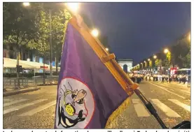  ?? (DR/ Marine nationale) ?? Le drapeau du centre de formation des « oreilles d’or » à Toulon, lors des répétition­s à Paris.