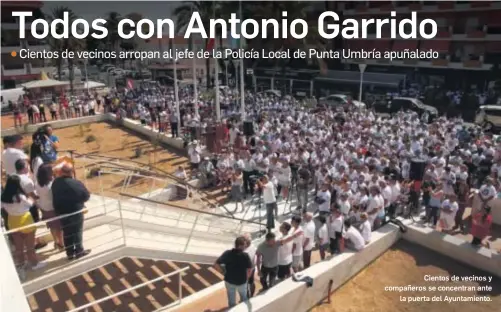  ?? JORDI LANDERO ?? Cientos de vecinos y compañeros se concentran ante
la puerta del Ayuntamien­to.