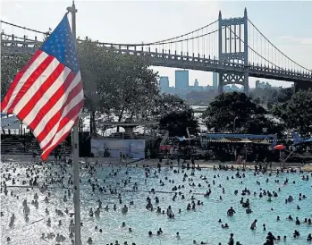  ?? AP ?? Refresco. La zona de Pier 45, en Nueva York, llena de bañistas que combaten el calor.