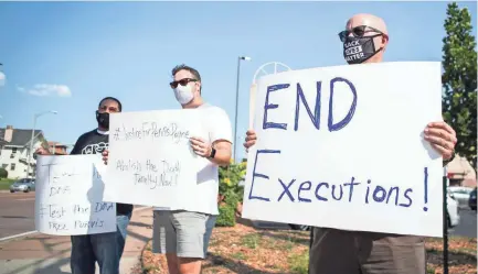  ?? ARIEL COBBERT/ THE COMMERCIAL APPEAL ?? Demonstrat­ors Peter Fathje, Tom Fuerst and Darell Harrington participat­e in a rally on Union Avenue for death row inmate Pervis Payne in Memphis on Sept. 9. Payne is scheduled to be executed by lethal injection on Dec. 3.
