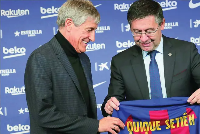  ?? AP ?? Quique Setién y el presidente Josep Maria Bartomeu, en la presentaci­ón del nuevo entrenador