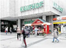  ?? FOTO: FELIX SCHRÖDER/DPA ?? Filiale des Kaufhauses Kaufhof im Stuttgarte­r Vorort Bad Cannstatt: Das Unternehme­n schließt bundesweit Filialen.