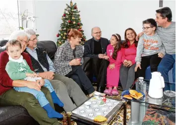  ?? Foto: Annette Zoepf ?? Georgine und Ulrich Truckenmül­ler (mit Enkel, von links) sind mit Pfarrer Franz Götz (Mitte) und Bewohnerin Liana Zaharie zu Be such bei ihren syrischen Mietern Olga, Issaaf Daimous, George und Nadim Kadar. Baby Mira ist nicht im Bild. Die Familie ist glück lich, Teil einer besonderen Hausgemein­schaft in Pfersee zu sein.