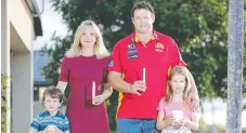  ?? Picture: Glenn Hampson. ?? Gold Coast Suns coach Stuart Dew wife Sarah Cumming and children Frankie Dew, and Jack Dew. .