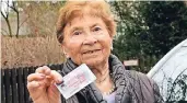  ??  ?? Obwohl die 92-jährige Christa Fischer nicht mehr Auto fährt, hat sie ihren Führersche­in immer dabei.