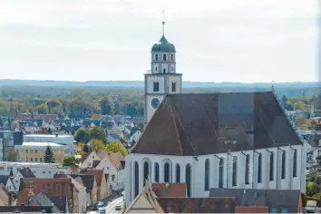  ?? Archivfoto: Christoph Lotter ?? Traumhafte­r Blick über die Lauinger Innenstadt: Dort unten unter den Dächern so mancher ungenutzte­r Gebäude sollen neue Wohnungen für Jung und Alt entstehen.