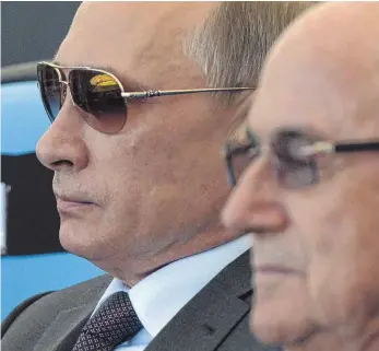  ?? FOTO: IMAGO ?? Zwei, die sich verstehen: Wladimir Putin (links) und Sepp Blatter beim WM-Finale 2014 in Rio.