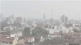  ??  ?? El humo llega a la ciudad de Santa Cruz