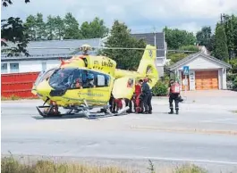  ?? FOTO: KJETIL KARLSEN ?? HELIKOPTER: Mennen ble hentet med luftambula­nse etter ulykken på Bergemoen fredag.