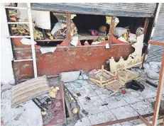  ?? FOTO: BERKIN/DPA ?? Bei ausländerf­eindlichen Ausschreit­ungen in Ankara wurden im Sommer syrische Geschäfte zerstört (r.).