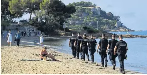  ?? [ AFP ] ?? Hohe Sicherheit­svorkehrun­gen am Strand vor Macrons Sommerresi­denz.