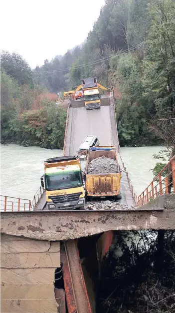  ??  ?? ► El puente Ventisquer­o que colapsó en Cisnes.