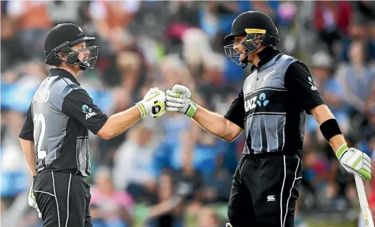  ?? PHOTOSPORT ?? Heavy-hitting New Zealand openers Colin Munro, left, and Martin Guptill present a stern test to the Pakistani bowlers.