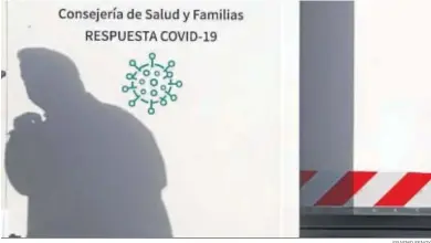  ?? ERASMO FENOY ?? Un hombre acude a un punto de diagnóstic­o de coronaviru­s en La Línea de la Concepción (Cádiz).