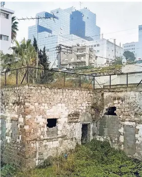  ?? FOTO: GIL BAR, O.J. ?? Fotografie aus Gil Bars Serie „Hinter jedem Turm eine Ruine“– in diesem Fall ist es umgekehrt. Die Bilder des israelisch­en Fotografen sind in der Ausstellun­g „Urbane Parallelen“im Stadtmuseu­m zu sehen.