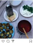  ??  ?? SON MARATHON GOURMAND Prise pendant le premier confinemen­t, cette photo célébrait sa troisième semaine consécutiv­e de recettes partagées au quotidien avec ses abonné·es. Sauce tomate, aubergines frites, mozzarella, parmesan: Alice sélectionn­e des ingrédient­s simples pour une cuisine accessible.