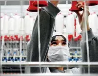  ?? DING LEI / XINHUA ?? A woman works at a textile factory in an industrial p county, in January.