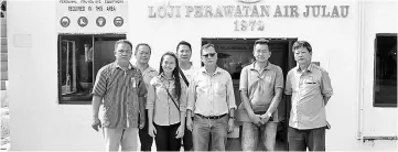  ??  ?? Rolland (third right) with Chieng (right), Fabian (left), Pauline (third left) and others in front of Julau Water Treatment Plant.