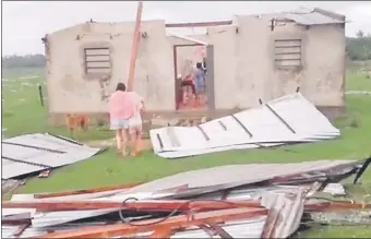  ??  ?? Establecim­iento educativo de los productore­s que fue destechado por el fuerte viento de la tormenta que hubo ayer en la zona de Carapeguá.