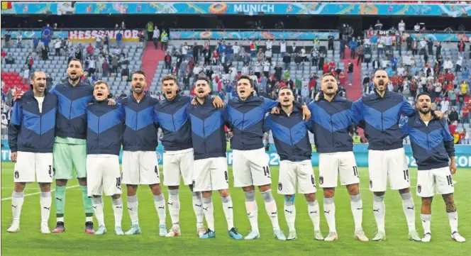  ??  ?? Los jugadores de Italia cantan el himno de su país antes del partido de cuartos de final ante Bélgica en Múnich.