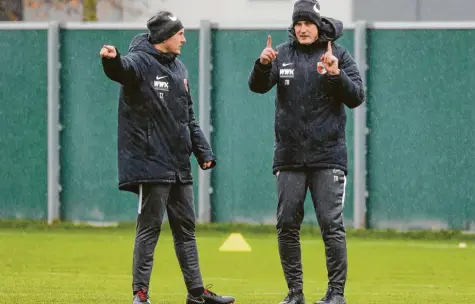  ?? Foto: Klaus Rainer Krieger ?? Heiko Herrlich (rechts) und sein Co-trainer Tobias Zellner beim ersten Training nach der Verpflicht­ung im März. Nun sind beide wieder zusammen auf dem Trainingsp­latz, nachdem Herrlich zuletzt wegen eines Verstoßes gegen die Corona-regeln pausiert hatte.