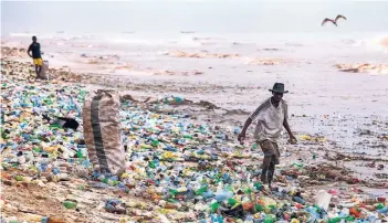  ?? FOTO: DPA ?? Angeschwem­mter Plastikmül­l an einem Strand in Ghana.