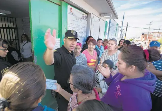  ?? Brian van der Brug Los Angeles Times ?? SUPPORTERS of Humbertus Perez gather outside Chiconautl­a prison demanding the release of the homeowner activist. Perez was arrested in November 2015.