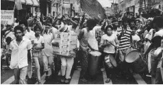  ??  ?? PEOPLE MARCHING DURING THE EDSA PEOPLE POWER IN 1986