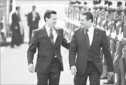  ??  ?? El presidente mexicano Enrique Peña Nieto es recibido en visita oficial por el canciller guatemalte­co, Carlos Morales, en una base de la Fuerza Aérea en la ciudad de Guatemala ■ Foto Afp