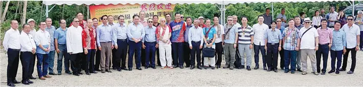  ??  ?? PANG dan Limus merakamkan gambar kenangan bersama rombongan Tokong Wong Tai Sing dari Hong Kong.