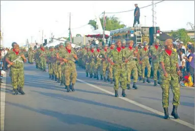  ??  ?? De verschille­nde politie en militaire eenheden gaven gisteren tijdens de parade in Commewijne een show weg tijdens de viering van 41 jaar Staatkundi­ge Onafhankel­ijkheid van de Republiek Suriname. (Foto: Sherwien Hanoeman)