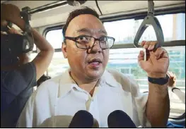  ?? MICHAEL VARCAS ?? Presidenti­al spokesman Harry Roque talks to reporters as he rides the MRT-3 yesterday.