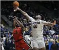  ?? GODOFREDO A. VÁSQUEZ — THE ASSOCIATED PRESS ?? Oregon State's Dexter Akanno, left, tries to shoot while defended by Cal's Fardaws Aimaq on Thursday night.