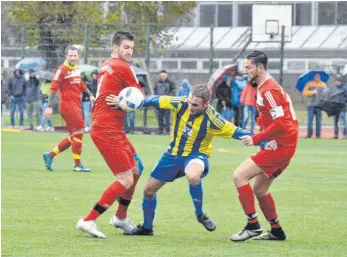  ?? ARCHIVFOTO: MICHAEL PANZRAM ?? Ein umkämpftes Duell in der Hinrunde: Felix Hoff (FC Leutkirch, Mitte) im Zweikampf mit den Unterzeile­rn Tobias Heinle (links) und Chris Widler.