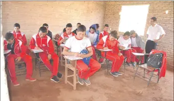  ??  ?? Los alumnos desarrolla­n sus clases en aulas sin piso, sin puertas ni ventanas. Hace ocho años esperan contar con salas de clases acordes a las exigencias educativas.